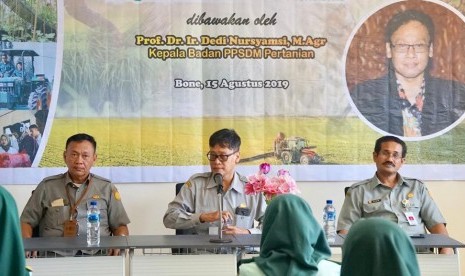 Kepala Badan Penyuluhan dan Pengembangan SDM Pertanian (BPPSDMP) Kementerian Pertanian, Prof Dedi Nursyamsi di depan petani millenial mahasiswa Politeknik Pembangunan Pertanian (Polbangtan) Gowa di Kampus Bone.