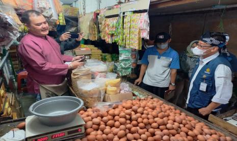 Kepala Badan Penyuluhan dan Pengembangan Sumber Daya Manusia Pertanian Kementan, Dedi Nursyamsi, memantau ketersediaan dan harga bahan pangan di Pasar Cikurubuk, Kota Tasikmalaya, Jumat (15/4/2022)