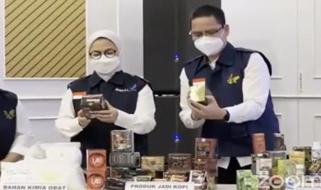 Kepala Badan POM Penny K Lukito (kiri) saat mengungkap temuan kopi kemasan yang mengandung bahan kimia. Peredaran obat tradisional mengandung bahan kimia obat menimbulkan dampak negatif pada sisi ekonomi, hukum, sosial, dan budaya.