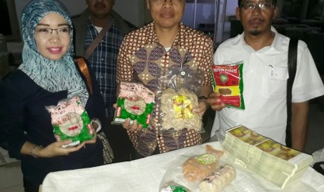 Kepala Badan POM Provinsi Banten (tengah berkacamata), Mohamad Kashuri sedang memperlihatkan produk tanpa izin edar PT. Ruhuey Indonabati saat sidak BPOM di Kelurahan Periuk, Kota Tangerang, Kamis (16/3). 