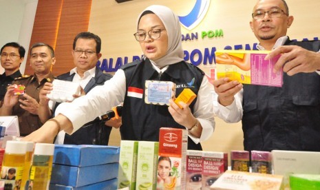 Kepala Badan POM RI, Penny Kusumastuti Lukito, menunjukkan barang bukti kosmetik ilegal hasil penindakan dan penertiban Obat dan Makanan di kantor Balai Besar POM Semarang, Kamis (4/7).