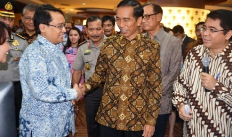 Kepala Badan POM Roy Sparringa menyambut Presiden Joko Widodo saat meresmikan Pelayanan Terpadu Satu Pintu di BKPM