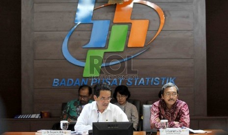 Kepala Badan Pusat Statistik (BPS), (kiri) didampingi Deputi Bidang Statistik Distribusi dan Jasa Badan Pusat Statistik (BPS), Sasmito Hadi Wibowo (kanan) memberikan keterangan kepada wartawan terkait inflasi.