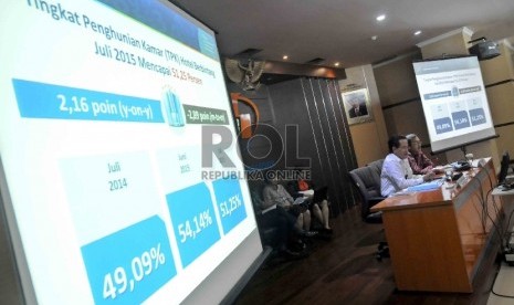 Kepala Badan Pusat Statistik (BPS), (kiri) didampingi Deputi Bidang Statistik Distribusi dan Jasa Badan Pusat Statistik (BPS), Sasmito Hadi Wibowo (kanan) memberikan keterangan kepada wartawan terkait inflasi pada Agustus di Gedung BPS, Jakarta, Selasa (1/