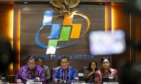 Kepala Badan Pusat Statistik (BPS) Suhariyanto (tengah) didampingi Deputi Bidang Koordinasi Politik Dalam Negeri Kemenko Polhukam Wawan Kustiawan (kiri) dan Deputi Bidang Statistik Sosial BPS Margo Yuwono (kanan) menyampaikan laporan Indeks Demokrasi Indonesia (IDI) Tahun 2018 di Jakarta, Senin (29/7/2019).