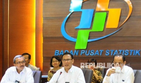 Kepala Badan Pusat Statistik (BPS) Suhariyanto (tengah) 