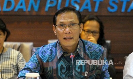 Kepala Badan Pusat Statistik (BPS) Suhariyanto (tengah) memberikan keterangan kepada wartawan terkait inflasi pada bulan Januari di Gedung BPS Jakarta, Rabu (1/2).