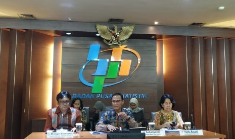 Kepala Badan Pusat Statistik (BPS) Suhariyanto (tengah) 