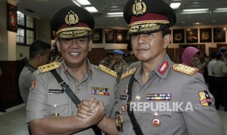  Kabareskrim Polri Inspektur Jenderal Ari Dono Sukmanto (kanan) melakukan salam komando dengan pejabat lama Komisaris Jenderal Anang Iskandar usai serah terima jabatan di Mabes Polri, Jakarta, Selasa (31/5). (Republika/Tahta Aidilla)