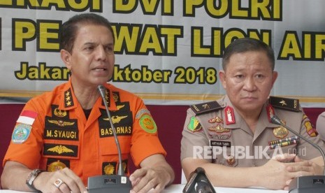 Kepala Badan SAR Nasional Marsekal Madya TNI Muhammad Syaugi (Kiri) dan Kepala Pusdokkes Polri Brigjen Pol Arthur Tampi (kanan) memberikan keterangan pers mengenai kecelakaan pesawat Lion Air JT 610 di RS Polri, Jakarta.