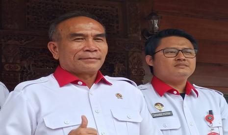 Kepala Badan Siber dan Sandi Negara Letjen TNI (Purn) Hinsa Siburian dalam keterangan persnya di Kantor BSSN Bojongsari, Depok, Selasa (13/9). Fauziah Mursid