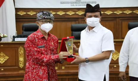 Kepala Badan Strategi Kebijakan Dalam Negeri (BSKDN) Kementerian Dalam Negeri (Kemendagri), Eko Prasetyanto, menerima penghargaan saat Focus Group Discussion (FGD) Pengukuran Indeks Pengelolaan Keuangan Daerah, Indeks Kepemimpinan Kepala Daerah, dan Indeks Inovasi Daerah, di Bali, Kamis (20/5/2022).