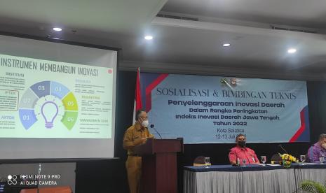 Kepala Badan Strategi Kebijakan Dalam Negeri (BSKDN) Kementerian Dalam Negeri (Kemendagri) Eko Prasetyanto  (kiri) saat memberi arahan dalam forum Sosialisasi & Bimbingan Teknis (Bimtek) dengan tema Penyelenggaraan Inovasi Daerah dalam rangka Peningkatan Indeks Inovasi Daerah Jawa Tengah Tahun 2022, di Kota Salatiga, Selasa (12/7/2022) lalu.