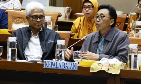 Kepala Badan Tenaga Nuklir Nasional (BATAN) Anhar Riza Antariksawan (kanan) mengikuti Rapat Dengar Pendapat (RDP) bersama Komisi VII DPR di Kompleks Parlemen, Senayan, Jakarta, Kamis (20/2/2020). Rapat tersebut menjelaskan temuan paparan tinggi radio aktif di Perumahan Batan Indah. 