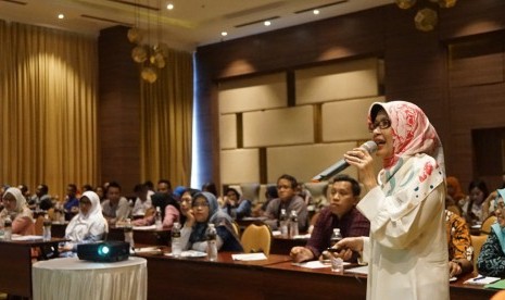 Kepala Bagian Evaluasi, Humas dan Pelaporan BPPSDMP Titin  Gumartini menyampaikan sambutan dalam kegiatan evaluasi di Bogor