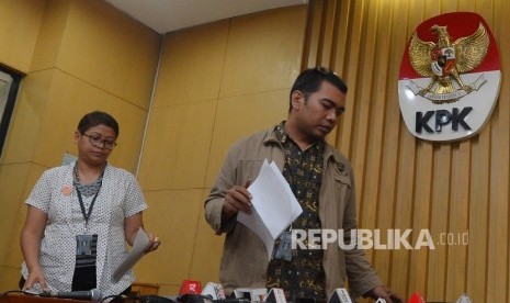 Kepala Bagian Informasi Komisi Pemberantasan Korupsi (KPK) Priharsa Nugraha (kanan) bersama PLH Kabiro Humas KPK Yuyuk Andriati (kiri) memaparkan hasil penetapan tersangka anggota Komisi V DPR dari Fraksi Partai Golkar Budi Supriyanto di gedung KPK, Jakart