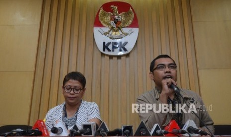 Kepala Bagian Informasi Komisi Pemberantasan Korupsi (KPK) Priharsa Nugraha (kanan) bersama PLH Kabiro Humas KPK Yuyuk Andriati (kiri) memaparkan hasil penetapan tersangka anggota Komisi V DPR dari Fraksi Partai Golkar Budi Supriyanto di gedung KPK, Jakart