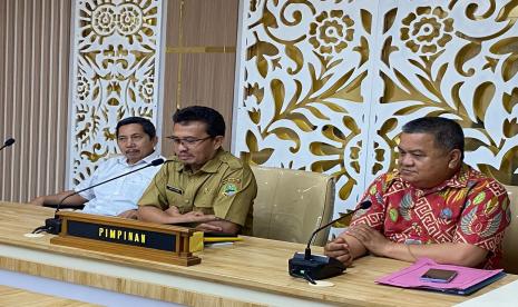 Kepala Bagian (Kabag) Fasilitasi, Penganggaran dan Pengawasan (Fasgarwas) Sekretariat DPRD Jawa Barat Iman Tohidin (tengah) menerima kunjungan kerja Pansus VII DPRD Kabupaten Indramayu, dan DPRD Kabupaten Hulu Sungai Selatan, Kalimantan Selatan.