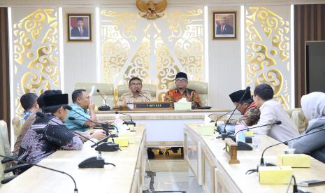 Kepala Bagian (Kabag) Fasilitasi, Penganggaran dan Pengawasan Sekretariat DPRD Jawa Barat Iman Tohidin di ruang Komisi V DPRD Provinsi Jawa Barat. Senin, (15/10/24).