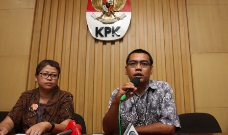 Kepala Bagian Pemberitaan dan Publikasi KPK Priharsa (kanan) bersama Plt. Jubir KPK Yuyuk Andriati Iskak (kiri) memberikan keterangan pers mengenai penetapan tersangka baru di gedung KPK, Jakarta, Jum'at (18/12). 