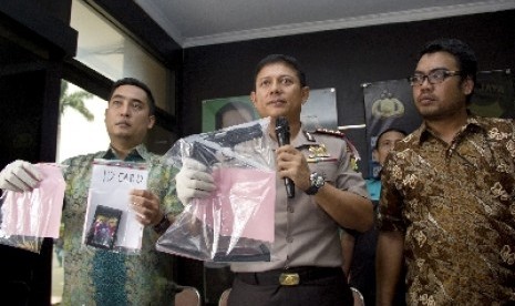 Kepala Bagian Pemberitaan KPK Priharsa Nugraha (kanan).