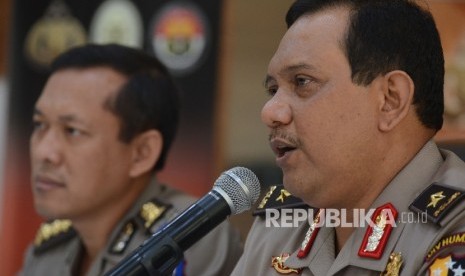 Kepala Bagian Penerangan Umum Polri Brigjen Rikwanto (kanan).