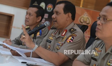 Kepala Bagian Penerangan Umum Polri Brigjen Pol Rikwanto (tengah) memberikan keterangan kepada awak media terkait penangkapan teroris di Waduk Jatiluhur saat menggelar konferensi pers di Mabes Polri, Jakarta, Senin (26/12).