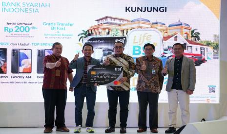 Kepala Bagian Pengawas Perbankan OJK KR 5 Sumbagut Bone Quary, SEPV Consumer Banking BSI Wawan Setiawan,  Wakil Wali kota Medan H Aulia Rachman, Deputi Kepala perwakilan Bank Indonesia Provinsi sumut Azka subhan aminurridho, dan Regional CEO Region II BSI Medan Joni Haryanto saat pembukaan Life With BSI Expo di Plaza Medan Fair, Kamis. (02/3)