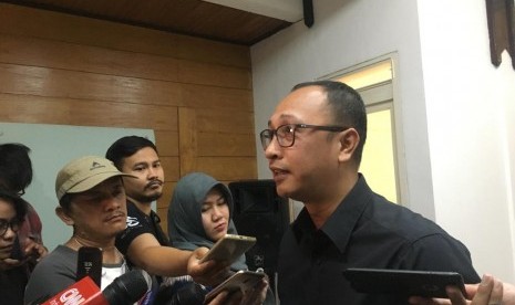 Kepala Bagian Perancangan Peraturan dan Produk Hukum Komisi Pemberantasan Korupsi (KPK), Rasamala Aritonang saat diwawancarai di kantor Indonesia Corruption Watch (ICW), Jalan Kalibata Timur, Jakarta Selatan, Ahad (8/9).