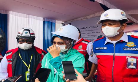 Kepala Balai Teknik Perkeretaapian (BTP) Wilayah Jawa Bagian Barat Erni Basri, Anggota Komisi V DPR RI Neng Eem Marhamah Zulfa, dan Direktur Prasarana Perkeretaapian pada Ditjen Perkeretaapian Harno Trimadi, diwawancara usai pemaparan program padat karya di lokasi proyek double track Bogor-Sukabumi, Senin (27/12). 