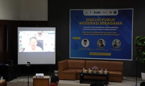 Tampak Kepala Balitbang Kementerian Agama Republik Indonesia, Suyitno, saat memberikan sambutan pada kegiatan “Diskusi Publik Moderasi Bergama: Urgensi Syiar Moderasi dalam Bingkai Kerukunan Beragama di Media Massa” yang diselenggarakan Puslitbang Bimas Agama dan Layanan Keagamaan Kementerian Agama RI bekerjasama dengan Lembaga Uji Kompetensi Wartawan (LUKW) UMJ dan FKI Universitas Muhammadiyah Surakarta pada Senin (14/11/2022). 