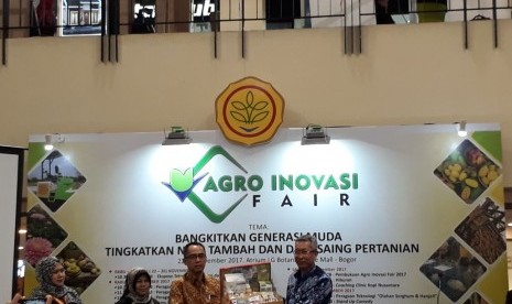 Kepala Balitbangtan Muhammad Syakir (kanan) menerima bingkisan dari Ketua Panitia AIF 2017 Muhammad Prama Yufdy usai membuka Agro Inovasi Fair 2017 di Botani Square, Bogor, pada Sabtu (25/11).