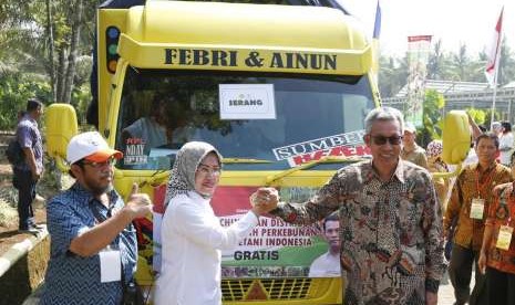 Kepala Balitbangtan, Muhammad Syakir saat memberi sambutan mewakili Menteri Pertanian dalam peluncuran distribusi benih perkebunan di Balai Penelitian Tanaman Industri dan Penyegar (Balittri), Sukabumi, Senin (24/09).