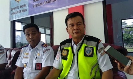 Kepala Bandara Banda Naira Mohammad Amrillah (kiri) dan Kepala Otoritas Bandara Wilayah VIII Sarmanto menjelaskan mengenai padat karya dan kondisi Bandara Kufar, Senin (1/4). 