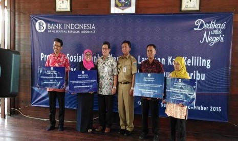 Kepala Bank Indonesia Perwakilan DKI Jakarta, Doni P. Joewono (tiga kiri), dalam acara penyerahan program sosial layanan kas keliling dan edukasi kepada masyarakat kepulauan seribu, Jakarta, Selasa (17/11). 