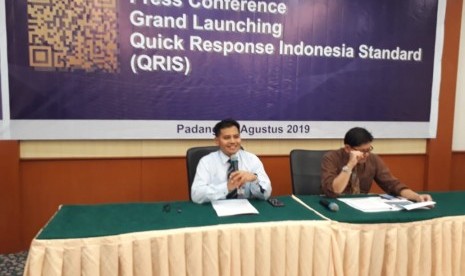 Kepala Bank Indonesia perwakilan Sumbar Wahyu Purnama  saat menjelaskan tentang Quick Response Indonesia Standard (QRIS) di Kantor BI Perwakilan Sumbar di Kota Padang, Rabu (21/8)