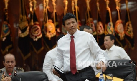 Kepala Bareskrim Polri Irjen Ari Dono Sukmanto beranjak dari tempat duduknya seusai membacakan hasil kesimpulan gelar perkara dugaan penistaan agama di Mabes Polri, Jakarta, Rabu (16/11).