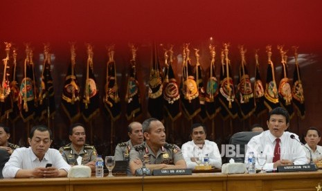 Kepala Bareskrim Polri Irjen Ari Dono Sukmanto (kanan) membacakan hasil kesimpulan gelar perkara dugaan penistaan agama di Mabes Polri, Jakarta, Rabu (16/11)