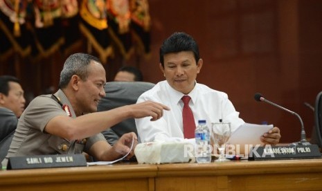 Kepala Bareskrim Polri Irjen Ari Dono Sukmanto membacakan surat hasil kesimpulan gelar perkara dugaan penistaan agama di Mabes Polri, Jakarta, Rabu (16/11).