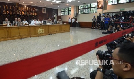 Kepala Bareskrim Polri Irjen Ari Dono Sukmanto membacakan surat hasil kesimpulan gelar perkara dugaan penistaan agama di Mabes Polri, Jakarta, Rabu (16/11).