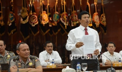 Kepala Bareskrim Polri Irjen Ari Dono Sukmanto menunjukan surat hasil kesimpulan gelar perkara dugaan penistaan agama di Mabes Polri, Jakarta, Rabu (16/11).