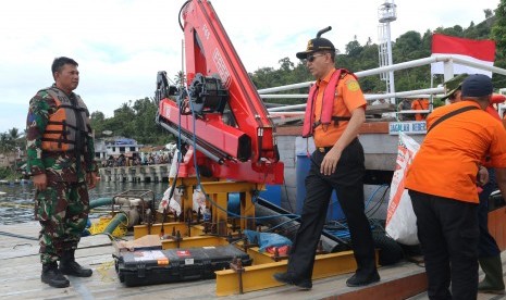 Kepala Basarnas Marsekal Madya M Syaugi (kedua kanan) memeriksa kapal motor yang digunakan untuk pencarian KM Sinar Bangun di Danau Toba, Simalungun, Sumatera Utara, Jumat (22/6).