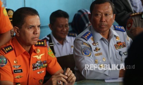 Kepala Basarnas Marsekal Madya TNI M Syaugi (kiri) bersama Dirjen Perhubungan Darat (Hubdat) Kemenhub Budi Setiyadi (kanan) bersiap memimpin rapat pencarian penumpang KM Sinar Bangun yang tenggelam di Danau Toba, di Simalungun, Sumatra Utara, Selasa (19/6). 