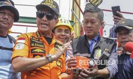 Kepala Basarnas Marsekal Madya TNI Muhammad Syaugi (kedua kiri) menunjukkan bagian dari kotak hitam (black box) pesawat Lion Air bernomor registrasi PK-LQP dengan nomor penerbangan JT 610 yang telah ditemukan oleh tim SAR gabungan di KR Baruna Jaya I, di perairan Tanjung Karawang, Jawa Barat, Kamis (1/11/2018).