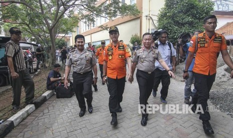 Kepala Basarnas Marsekal Madya TNI Muhammad Syaugi (tengah) didampingi Kapusdokkes Polri Brigjen Pol Arthur Tampi (kedua kanan) tiba untuk meninjau keluarga korban jatuhnya pesawat Lion Air JT 610 rute Jakarta-Pangkalpinang di RS Polri, Jakarta, Selasa (30/10/2018).