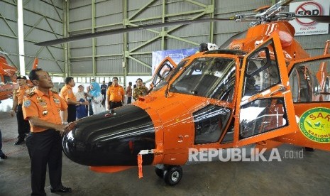 Kepala Basarnas Masdya TNI FHH Bambang Soelistyo meninjau helikopter SAR pada acara serah terima Helikopter SAR medium class AS365 N3+ Dauphin sebanyak dua unit di Hanggar Rotary Wing PTDI, Jl Pajajaran, Kota Bandung, Selasa (15/11).