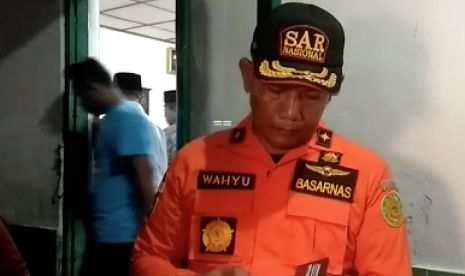 Kepala Basarnas Yogyakarta Wahyu Efendi saat melakukan pencarian 257 pelajar SMPN I Turi yang hanyut di Sungai Sempor, Sleman.