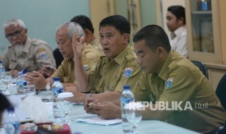 Kepala BAZIS DKI Jakarta Zubaidi Adih (kedua kanan) memaparkan hasil kerja Bazis DKI Jakarta saat berkunjung di kantor Republika, Jakarta, Selasa (17/1).