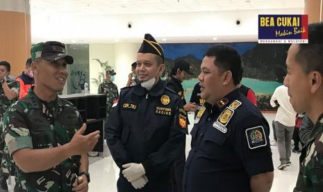 Kepala Bea Cukai Cirebon, Encep Dudi Ginanjar, yang turun langsung dalam mengawasi kedatangan para ABK Diamond Princess bersama pegawai Bea Cukai Cirebon di bagian pelayanan dan pengawasan.