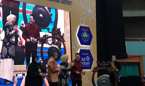 Kepala Bekraf Triawan Munaf membuka Indonesia International Book Fair (IIBF) 2018 di JCC, Rabu (12/9).